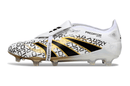 Chuteira Adidas Predator Elite FG Tongue Branca e Dourada com design moderno e estilo único.