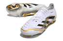 Chuteira Adidas Predator Elite FG - Branca e Dourada "Teamgeist" com detalhes em preto e dourado, ideal para futebol profissional.