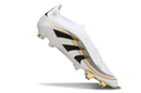 Chuteira Adidas Predator Elite FG - Branca e Dourada "Teamgeist" em exibição, combinando design icônico e performance.