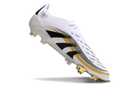 Chuteira Adidas Predator Elite FG - Branca e Dourada "Teamgeist" em destaque, mostrando design e tecnologia.