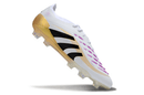 Chuteira Adidas Predator Elite FG - Branca e Dourada com detalhes em preto e dourado, ideal para campos naturais.