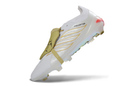 Chuteira Adidas Predator Elite FG 26 - Ed. "Zidane" em branco e dourado com design aerodinâmico.