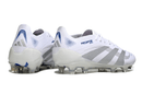 Chuteira Adidas Predator Elite FG - Branca, vista traseira, em material branco e detalhes azuis.