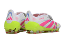 Chuteira Adidas Predator Elite FG Tongue Branca e Rosa vista traseira com detalhes em rosa e amarelo brilhante.