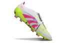 Chuteira Adidas Predator Elite FG Tongue Branca e Rosa em destaque com detalhes em amarelo e pink.