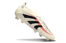 Chuteira Adidas Predator Elite FG Laceless Bege e Preta com design inovador e tecnologia de ponta.