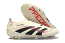 Chuteira Adidas Predator Elite FG Laceless Bege e Preta com design moderno e tecnologia avançada para desempenho em campo.