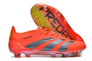 Chuteira Adidas Predator Elite FG - Laranja e Cinza em destaque, mostrando design moderno e vibrante para desempenho em campo.