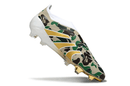 Chuteira Adidas Predator Elite FG LL - Ed. "Bape" com design exclusivo de camuflagem e detalhe em dourado.