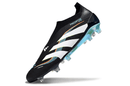 Chuteira Adidas Predator Elite FG LL - Preta e Branca em ângulo, destacando o design elegante e moderno.
