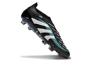 Chuteira Adidas Predator Elite FG - Preta e Branca em destaque, design elegante e moderno para ótimo desempenho em campo.