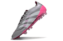 Chuteira Adidas Predator Elite FG - Rosa Ed. "Bellingham" em ângulo com design moderno e detalhes em rosa.