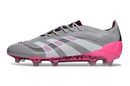 Chuteira Adidas Predator Elite FG - Rosa Ed. "Bellingham" lateral em cinza e rosa com detalhes em alta tecnologia.
