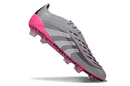 Chuteira Adidas Predator Elite FG - Rosa Ed. "Bellingham" em ação, destacando design e cores vibrantes.