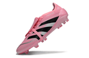 Chuteira Adidas Predator Elite FG - Rosa em design vibrante e moderno, ideal para jogadores em gramados naturais.