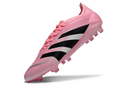 Chuteira Adidas Predator Elite FG - Rosa e Preta, destacando seu design inovador e cores marcantes para desempenho em campo.