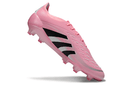 Chuteira Adidas Predator Elite FG - Rosa e Preta com design icônico e sola FG para aderência em campos naturais.