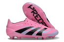 Chuteira Adidas Predator Elite FG - Rosa e Preta em ângulo com detalhes em rosa e preto.