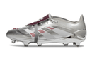 Chuteira Adidas Predator Elite FG Tongue Prateada Ed. "Bellingham" com design prateado e língua tradicional.