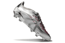 Chuteira Adidas Predator Elite FG Tongue Prateada Ed. "Bellingham" em destaque, perfeita para performance de elite.