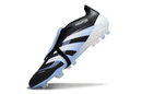 Chuteira Adidas Predator Elite FG Tongue Preta Ed. "Bellingham" em destaque, com design elegante e tecnologia de ponta.