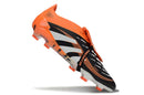 Chuteira Adidas Predator Elite FG Tongue Preta e Laranja em ângulo lateral, destacando o design arrojado e as cores vibrantes.