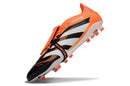Chuteira Adidas Predator Elite FG Tongue Preta e Laranja exibindo design inovador e cores vibrantes para desempenho em campo.