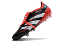 Chuteira Adidas Predator Elite FG Tongue Preta e Vermelha em ângulo lateral mostrando design arrojado e tecnologia avançada.