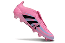 Chuteira Adidas Predator Elite FG Tongue Rosa lateral com design vibrante e moderno em rosa e preto.