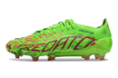 Chuteira Adidas Predator Elite FG - Verde com design vibrante e sola FG para controle e aderência em campo.
