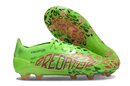 Chuteira Adidas Predator Elite FG - Verde em destaque, mostrando design vibrante e sola FG para desempenho no campo.