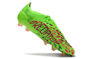 Chuteira Adidas Predator Elite FG - Verde com design vibrante e sola FG para aderência excepcional em campo.