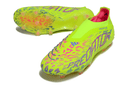 Chuteira Adidas Predator Elite FG - Verde com design vibrante e tecnologia de ponta para desempenho em campo.