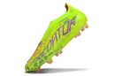 Chuteira Adidas Predator Elite FG - Verde com design vibrante e ousado para máximo desempenho em campo.