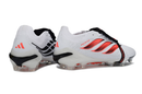 Chuteira Adidas Predator Elite FG 26 - Branca, Preta e Vermelha vista traseira com detalhes em preto e vermelho.