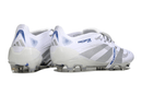 Chuteira Adidas Predator Elite Fold-Over Tongue FG - Branca, Azul e Prata, vista traseira, detalhes em prata e azul.