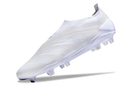Chuteira Adidas Predator Elite Laceless FG - Branca em um ângulo dinâmico, destacando o design moderno e elegante.