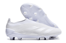 Chuteira Adidas Predator Elite Laceless FG - Branca com design inovador e tecnologia de ponta para alto desempenho.