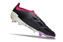 Chuteira Adidas Predator Elite Laceless FG - Preta e Branca em ângulo lateral, destacando o design inovador.