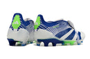 Chuteira Adidas Predator Elite Tongue FG - Branca e Azul vista traseira com detalhes em verde e azul.