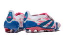 Chuteira Adidas Predator Elite Tongue FG - Branca, Azul e Rosa em detalhe, mostrando design vibrante e moderno.