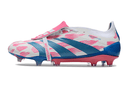 Chuteira Adidas Predator Elite Tongue FG - Branca, Azul e Rosa de perfil com detalhes vibrantes.