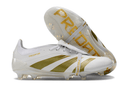 Chuteira Adidas Predator Elite Tongue FG - Branca e Dourada com detalhes em dourado e design sofisticado.