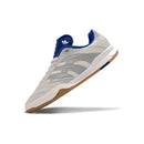 Chuteira Futsal Adidas Copa Mundial IC Branca e Azul lateral com design moderno e dinâmico.