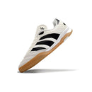 Chuteira Futsal Adidas Copa Mundial IC Branca e Preta em destaque com design clássico e sola para futsal.