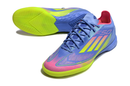 Chuteira Futsal Adidas F50 IC Azul e Amarela com design energético e cores vibrantes.