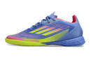Chuteira Futsal Adidas F50 IC Azul e Amarela com cores vibrantes e design técnico para desempenho em futsal.