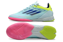 Chuteira Futsal Adidas F50 IC Azul, Rosa e Amarelo com design vibrante e sola otimizada para desempenho em quadra.