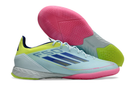 Chuteira Futsal Adidas F50 IC Azul, Rosa e Amarelo, com design vibrante, ideal para desempenho em quadras internas.
