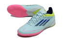 Chuteira Futsal Adidas F50 IC Azul, Rosa e Amarelo com design leve e vibrante para desempenho em quadra.